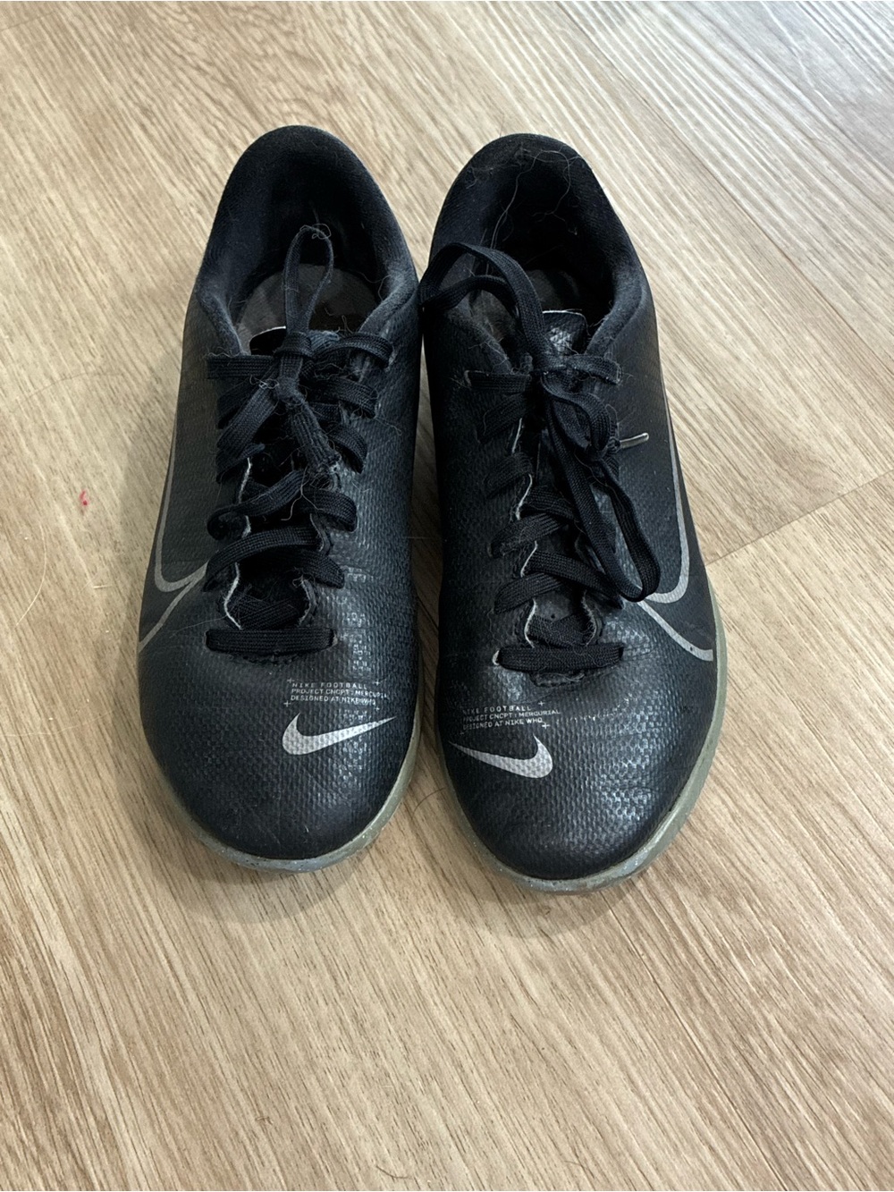 Nike kids mercurial vapor 13 club youth indoor soccer shoes size 2.5